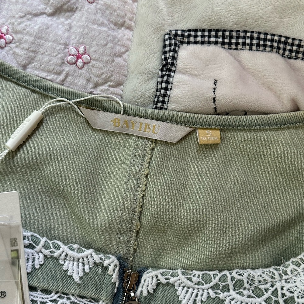 Green denim jacket with lace sleeves - Picture 3 of 6